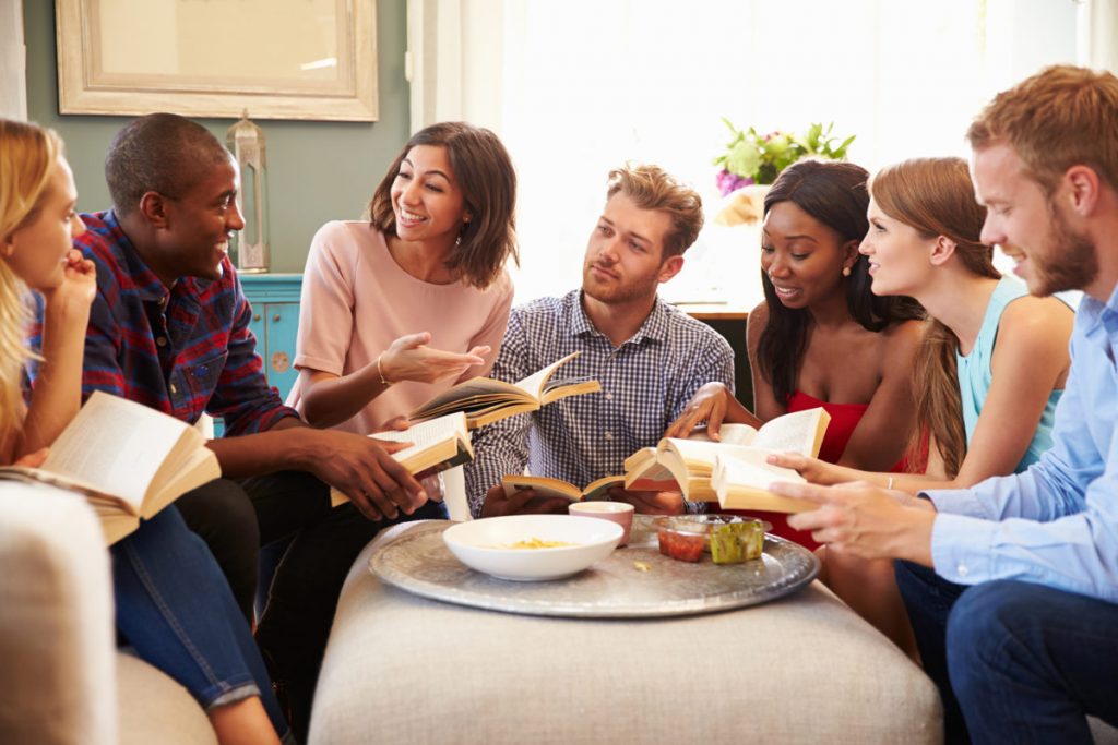 Lesen, ein Hobby von vielen Introvertierten, muss kein Hobby für nur eine Person sein. Trete Leseclubs bei oder nutze dein Buch-Wissen, um damit in einer Unterhaltung Gesprächsstoff zu haben.