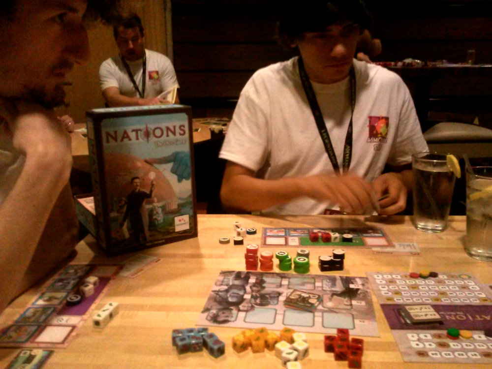 Ein Spieleabend mit Freunden. Das können Brettspiele, Kartenspiele oder auch Konsolen- und PC-Spiele sein.