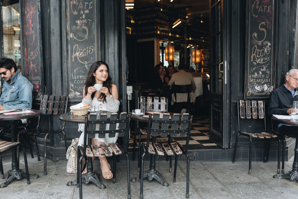 Im Café sitzen kann man alleine oder mit Freunden. Es besteht die Möglichkeit, angesprochen zu werden oder andere Leute anzusprechen. Außerdem wird man gesehen und wer weiß: vielleicht findet dich dein zukünftiger Partner.