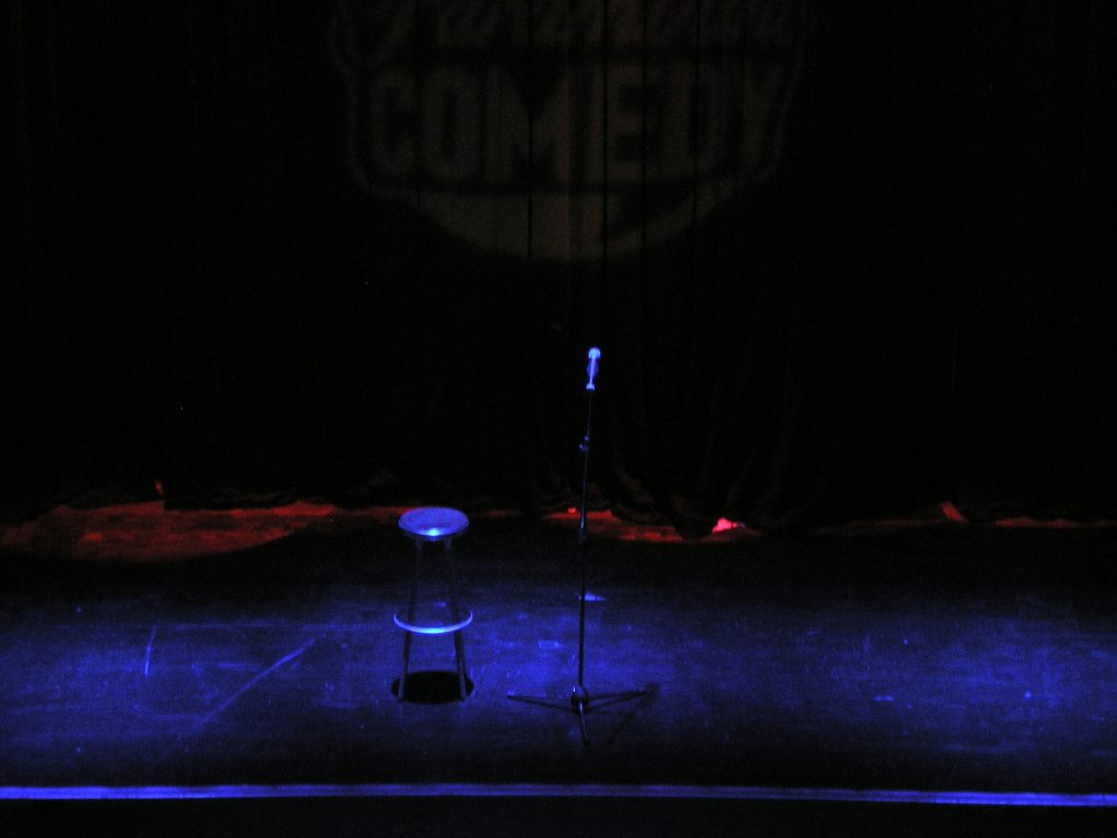 Veranstaltungen wie eine Comedy Show ist eine witzige Beschäftigung für den Abend.