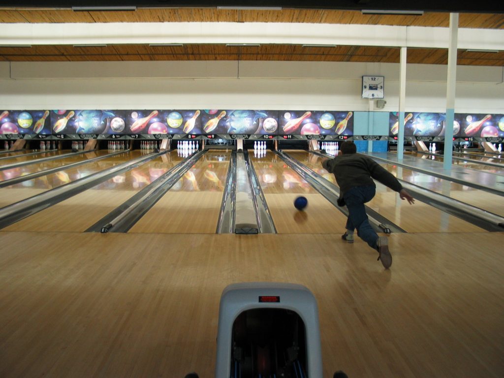 Bowling kann eine tolle Abendbeschäftigung für introvertiere Menschen sein.