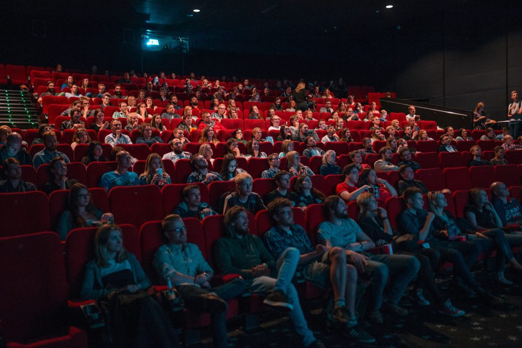 Ein Besuch im Kino oder Theater schafft ein Zusammensein ohne Kommunikation. Wenn man möchte, kann man sich im Anschluss über den Film unterhalten.