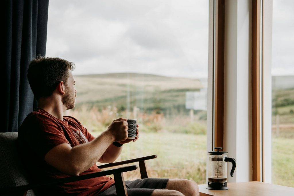 Eine introvertierte Person gemütlich daheim.