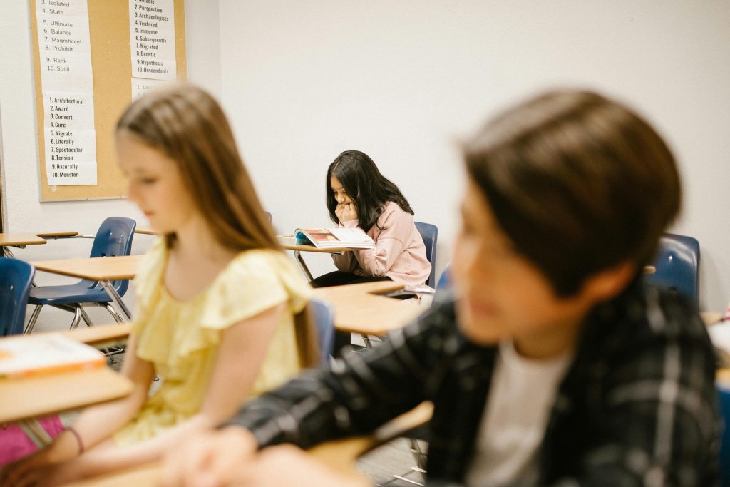Ein Kind, welches introvertiert ist, kann schnell einsam und überfordert sein in der Schule.