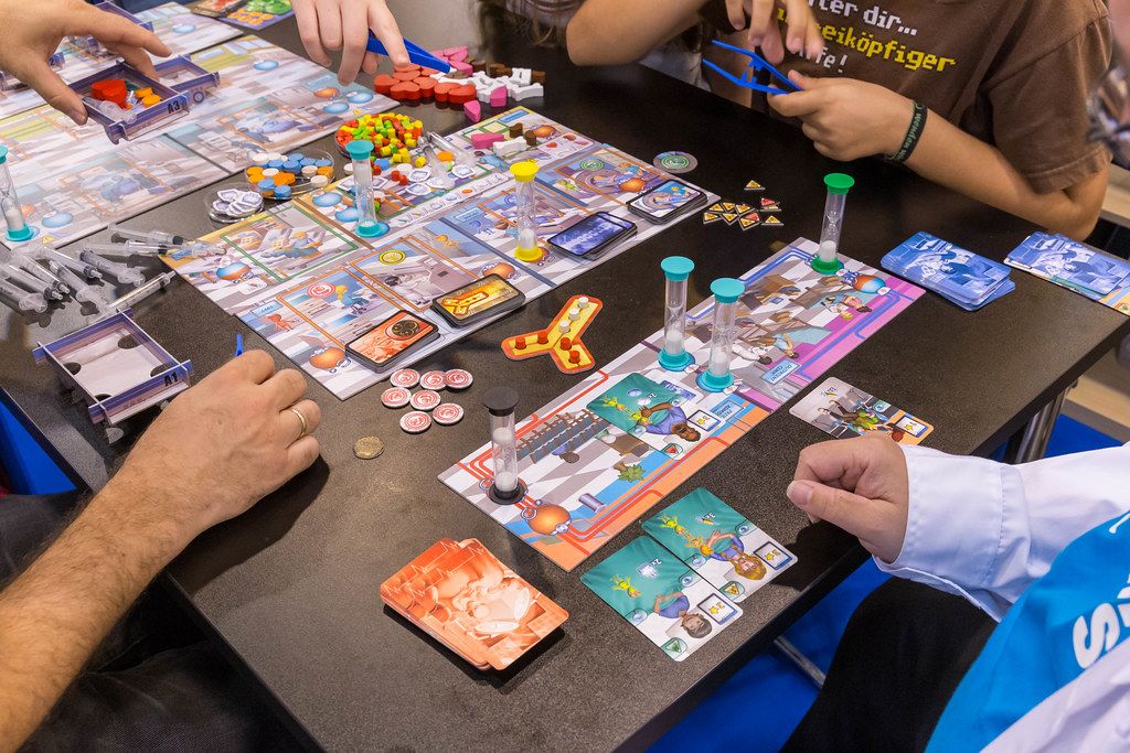 Ein Spieleabend schafft eine gemütliche Stimmung ohne Redezwang.